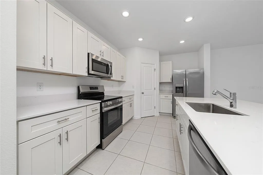 4 bed, 2.5 bath, 1881 sqft, $2,300 — Photo 3