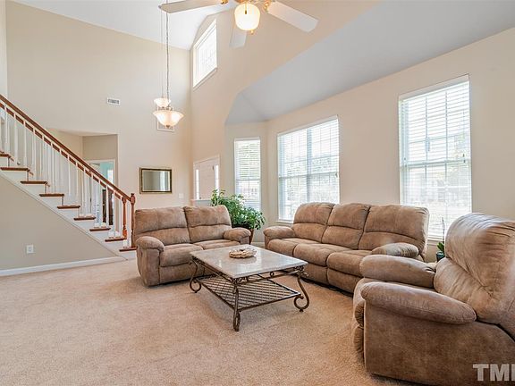 5th image of 611 Oakfield Trl