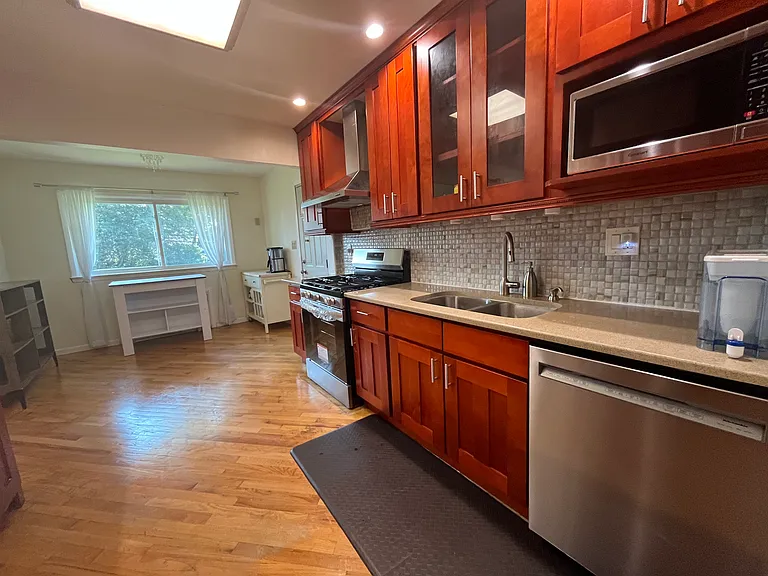 122 Seaman Rd — Photo 1