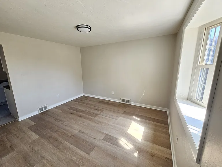 1816 Kiralfy Ave — Photo 3