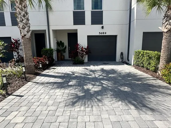 5689 Mentmore Dr, Mangonia Park, FL 33407