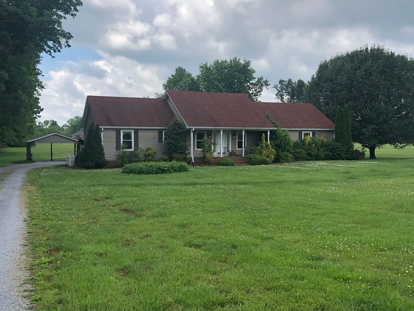 3 Bed, 2 Bath, 2200sqft on 1 Acre in Lebanon! — Photo 1