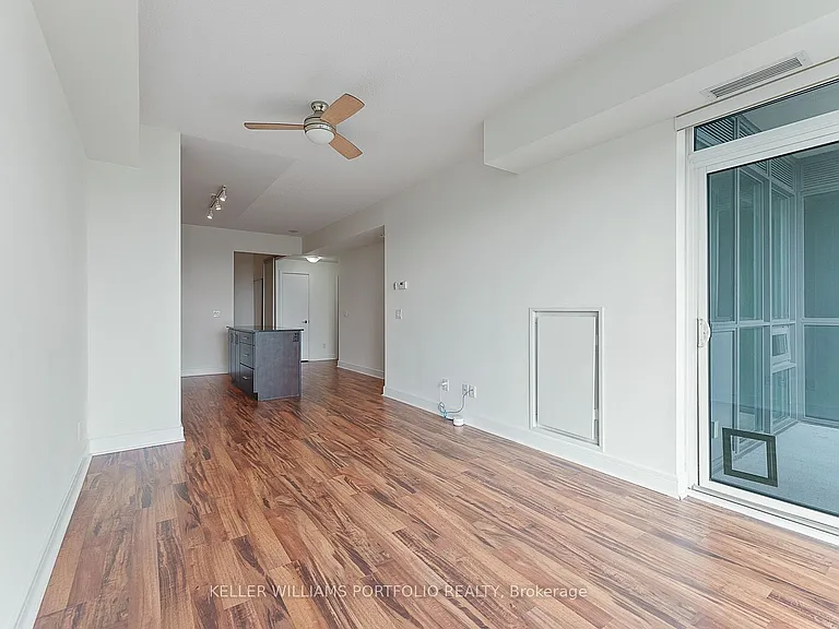 35 Brian Peck Cres #910 — Photo 15