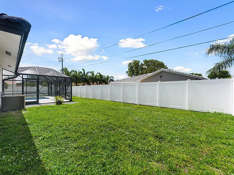 1540 NW 10th St — Photo 27