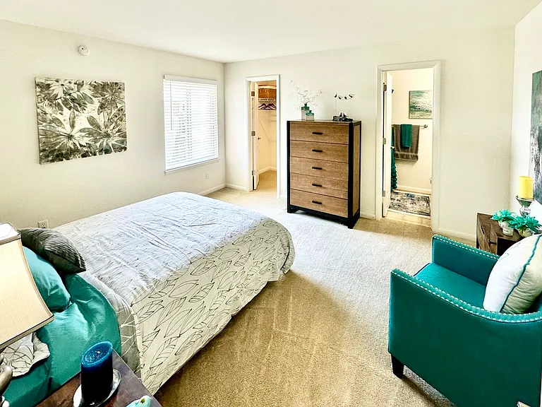Windsor Lake Apartments — Photo 12