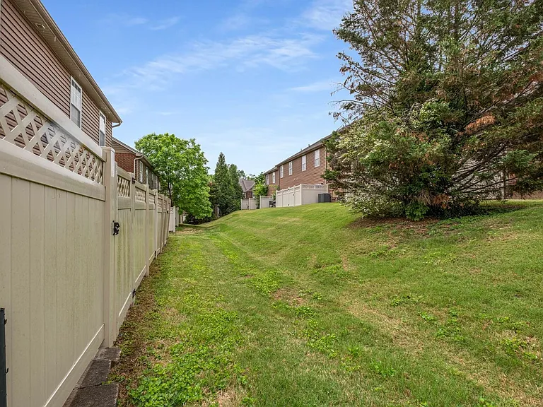 1021 Ashmore Dr — Photo 19