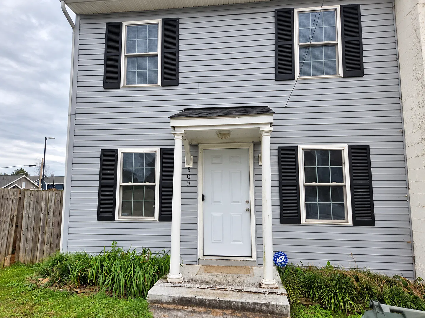 3 Bedroom End Unit Townhouse in Culpepper — Photo 1