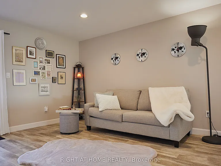 42 Moonstone Cres — Photo 11