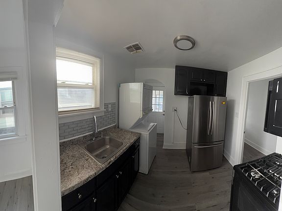 Cocina renovada con pisos nuevos y gabinetes modernos.