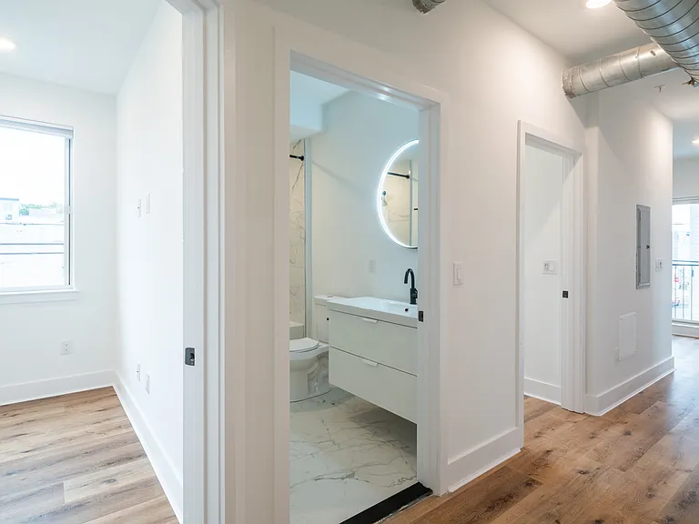 2621 W Oxford St #306 — Photo 5