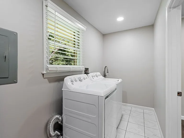 5501 Old Buncombe Rd — Photo 26