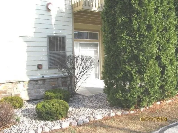 2146 W Vista Bella Dr #102, Oak Creek, WI 53154