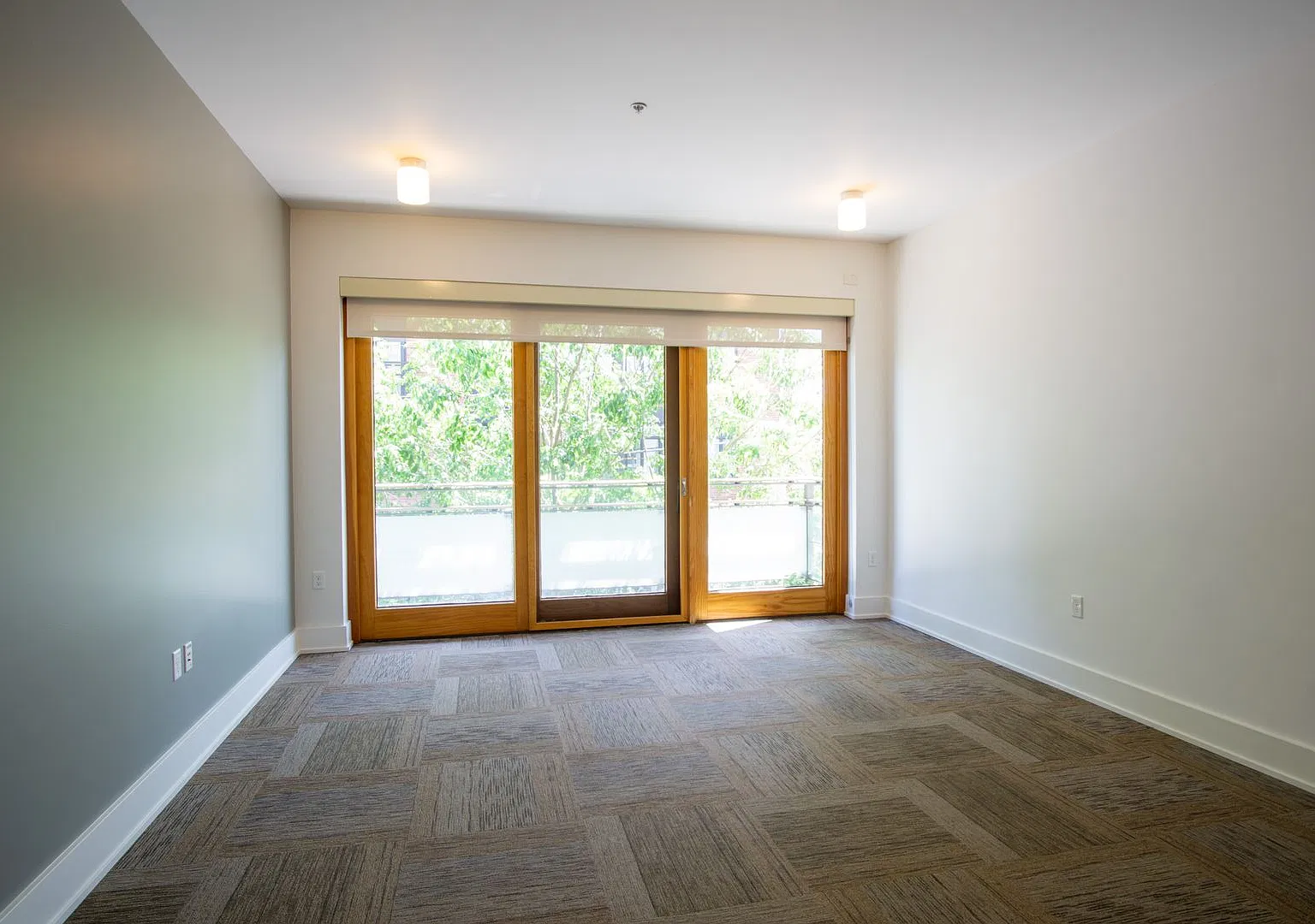Slabtown-Gorgeous Two Bedroom w/Balcony, W/D, A/C, Wine Fridge & More! — Photo 4