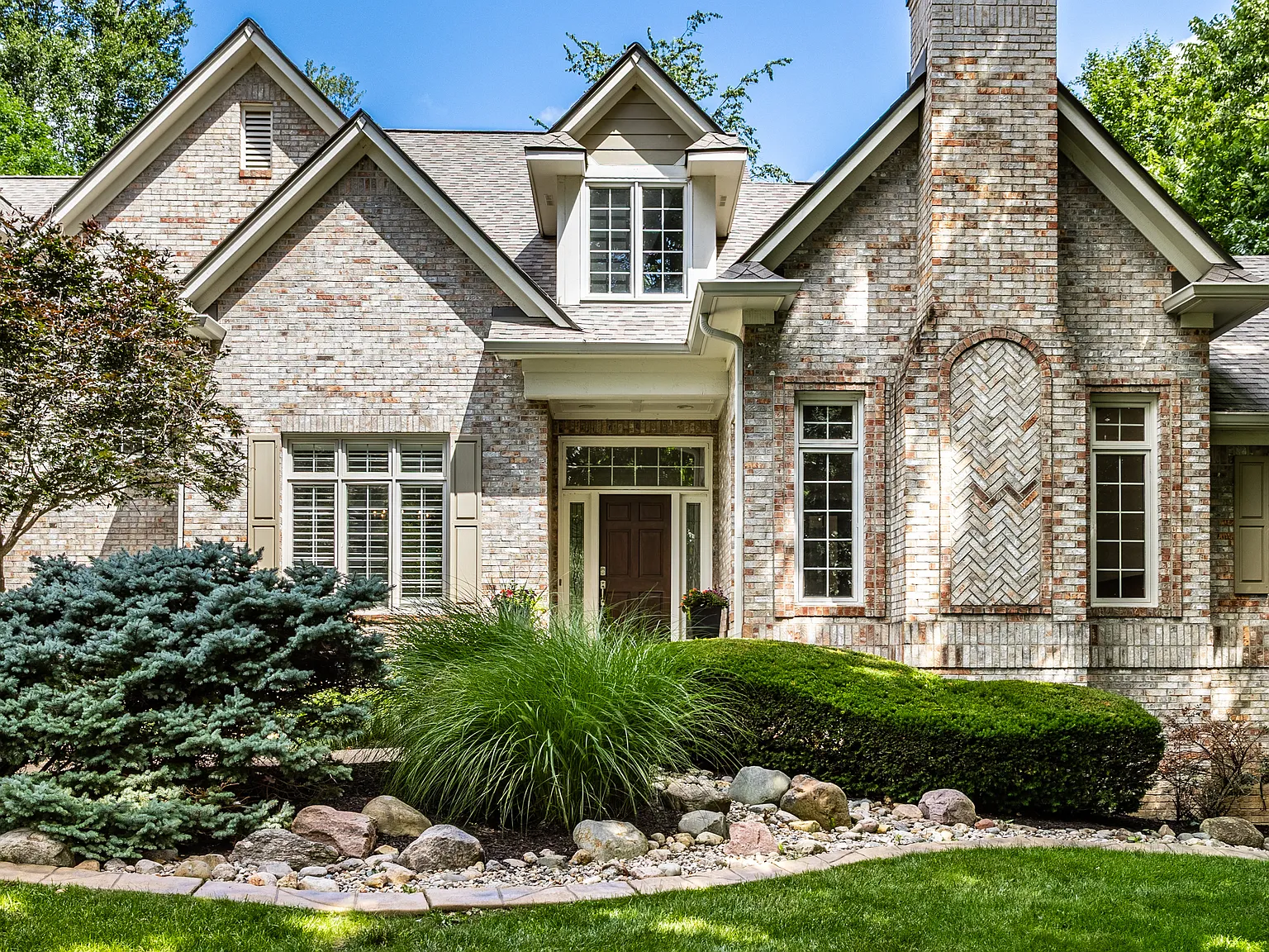 5 bed, 6.0 bath, 7452 sqft, $8,000 — Photo 1
