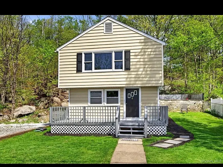 12 Montrose Dr — Photo 1