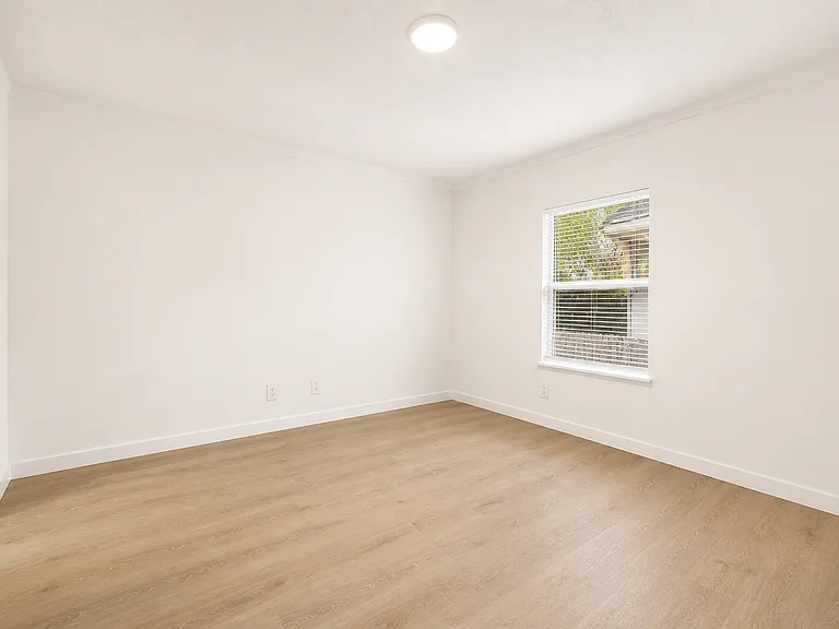 1448 W 32nd St — Photo 8