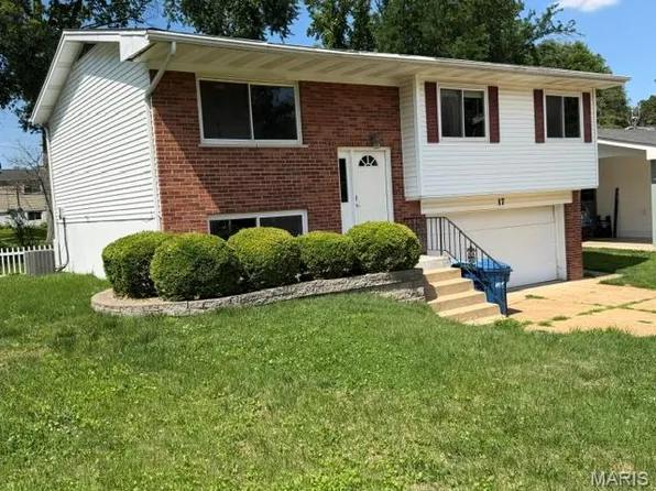 17 Saint Lawrence Dr, Ballwin, MO 63021