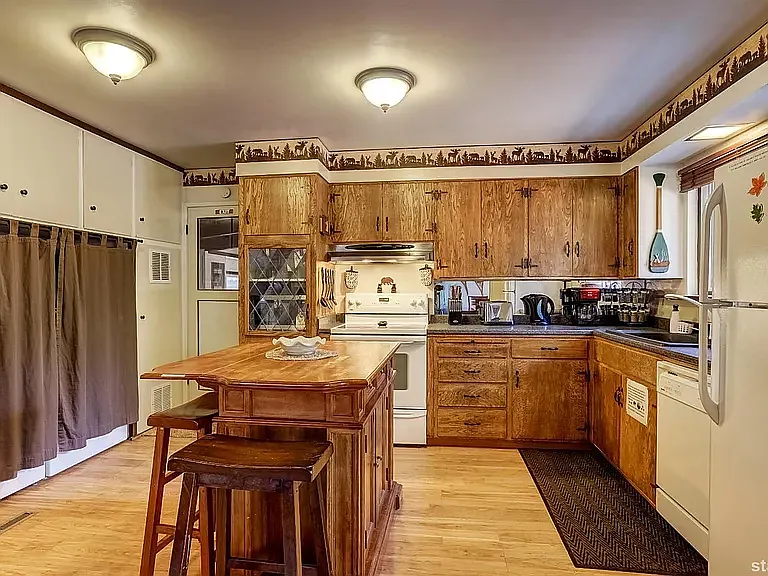 764 Wentworth Ln — Photo 16