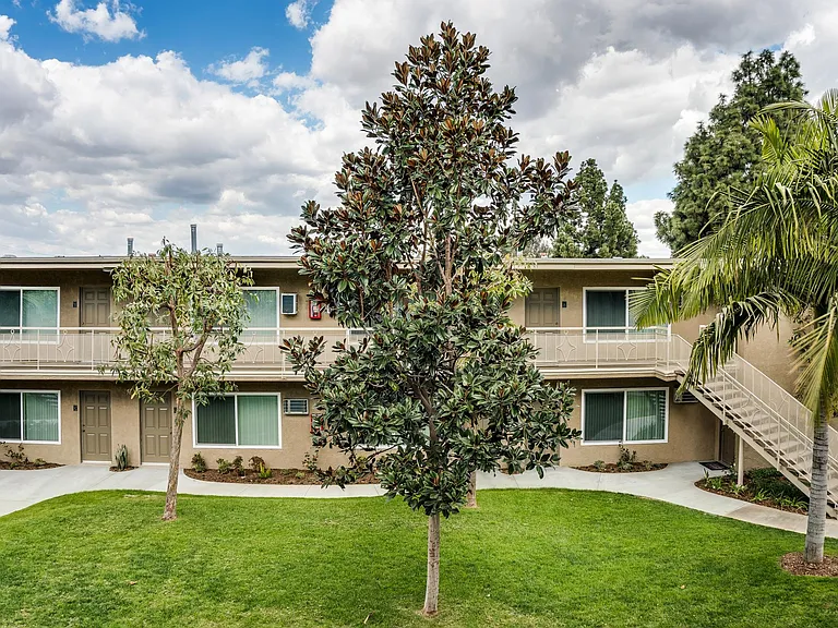 Anaheim Park Apartments — Photo 2
