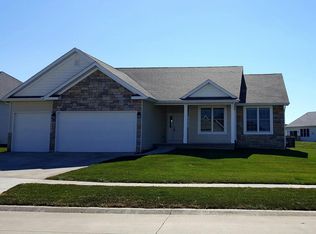 101 Cobblestone Ln, Le Claire, IA