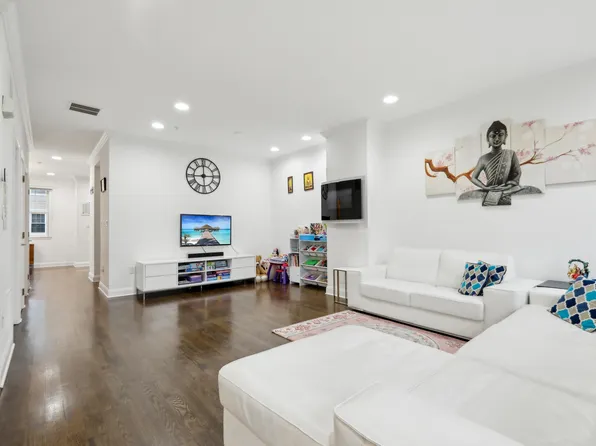 286 Roslyn Ct #286, West New York, NJ 07093