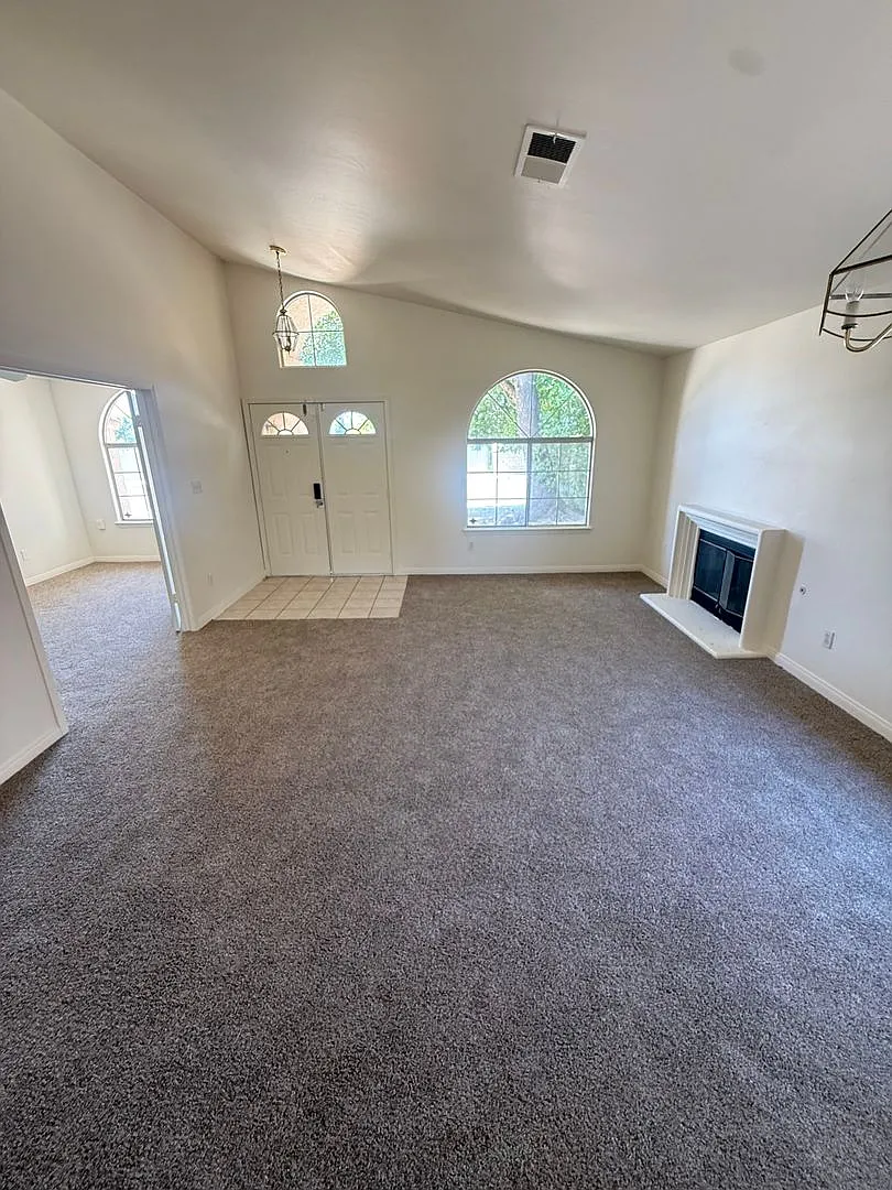 Spacious 3-Bedroom, 2-Bathroom Home in Desirable Northwest Bakersfield — Photo 3