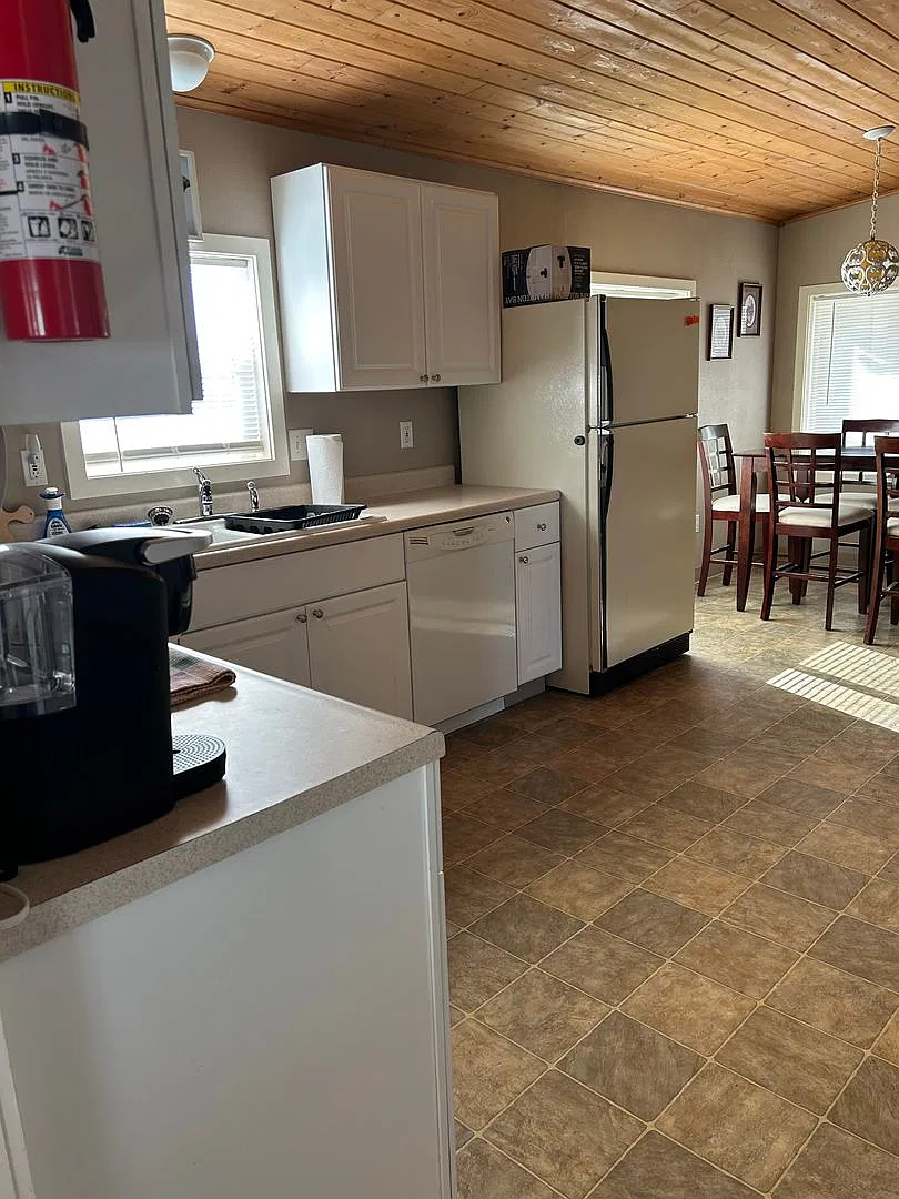 Warm and inviting fully furnished 1 Bedroom, 1 bath duplex — Photo 4