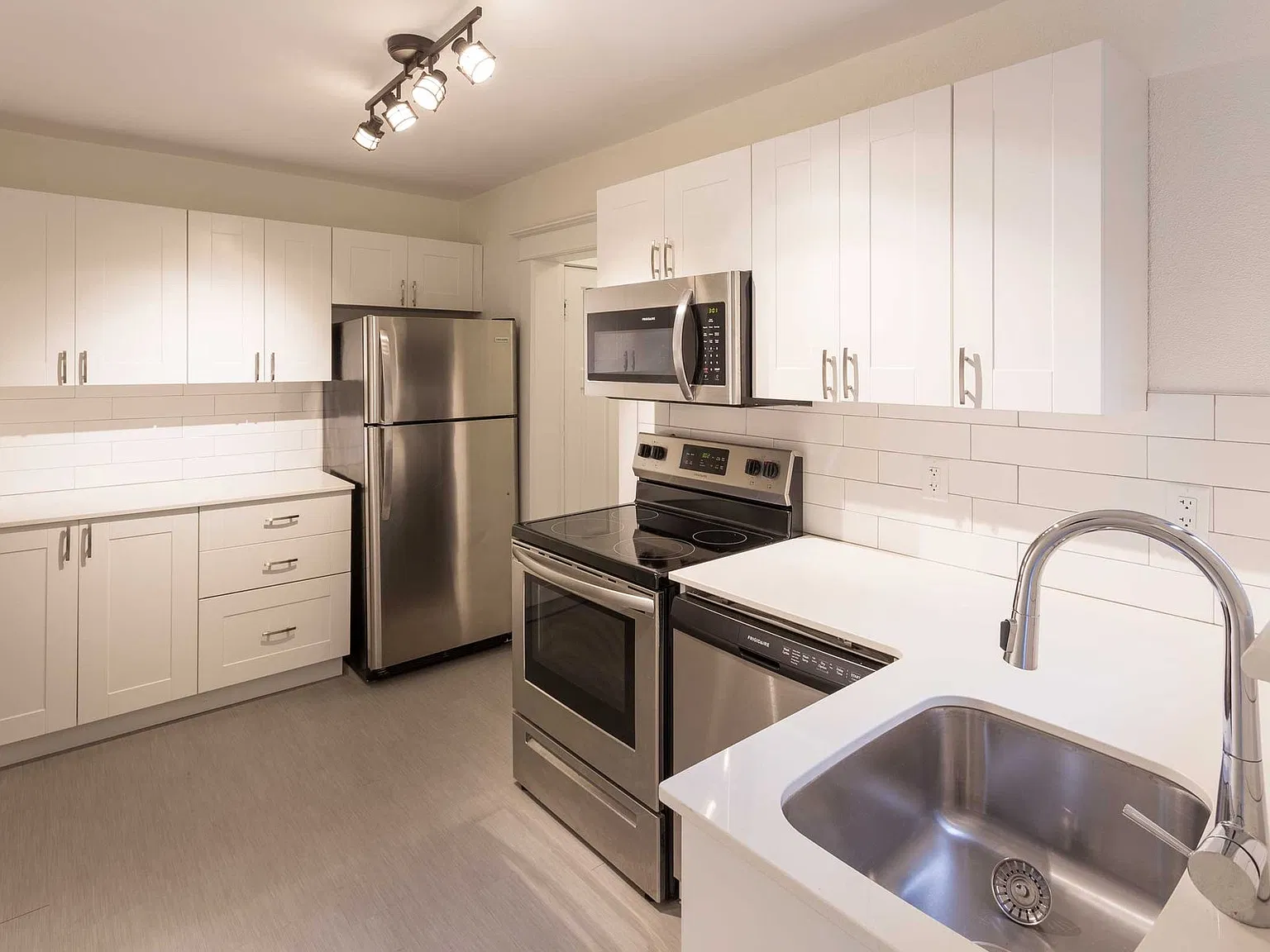 14 Severn Ave Kitchener — Photo 2