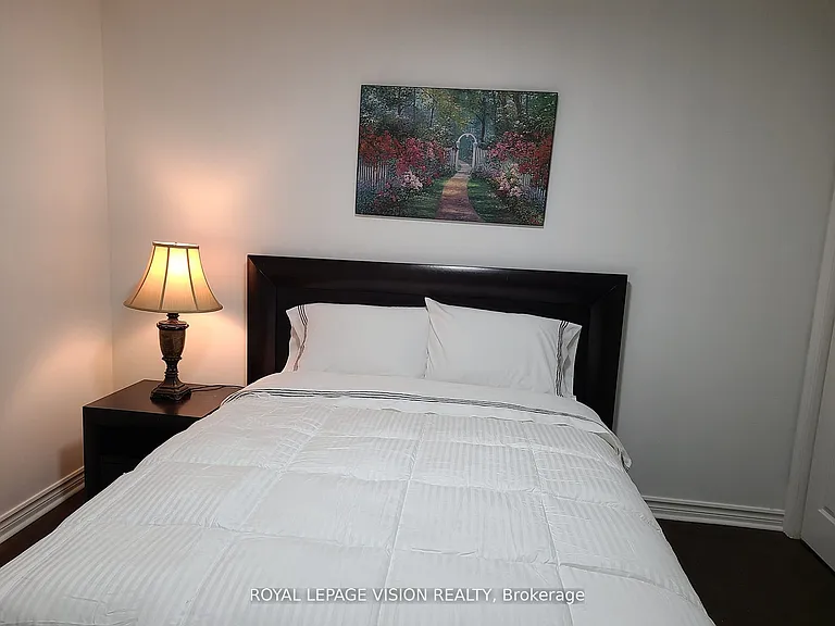 8001 Woodsview Cres — Photo 8