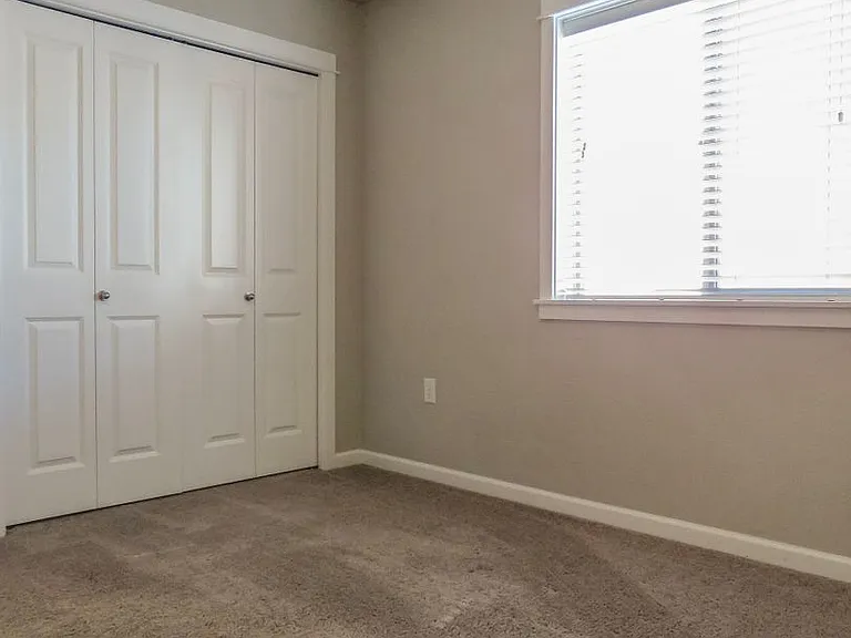 384 SW Mount Rainier St — Photo 21