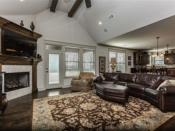 4th image of 320 Sicily Dr