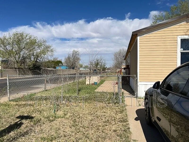 3 bed, 1.0 bath, 840 sqft, $1,400 — Photo 3