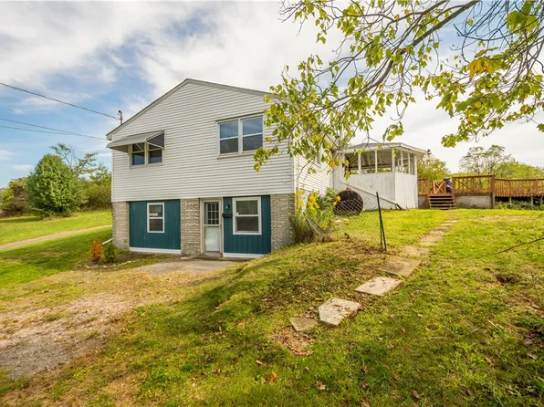 10 Fieldcrest Dr, Burgettstown, PA 15021