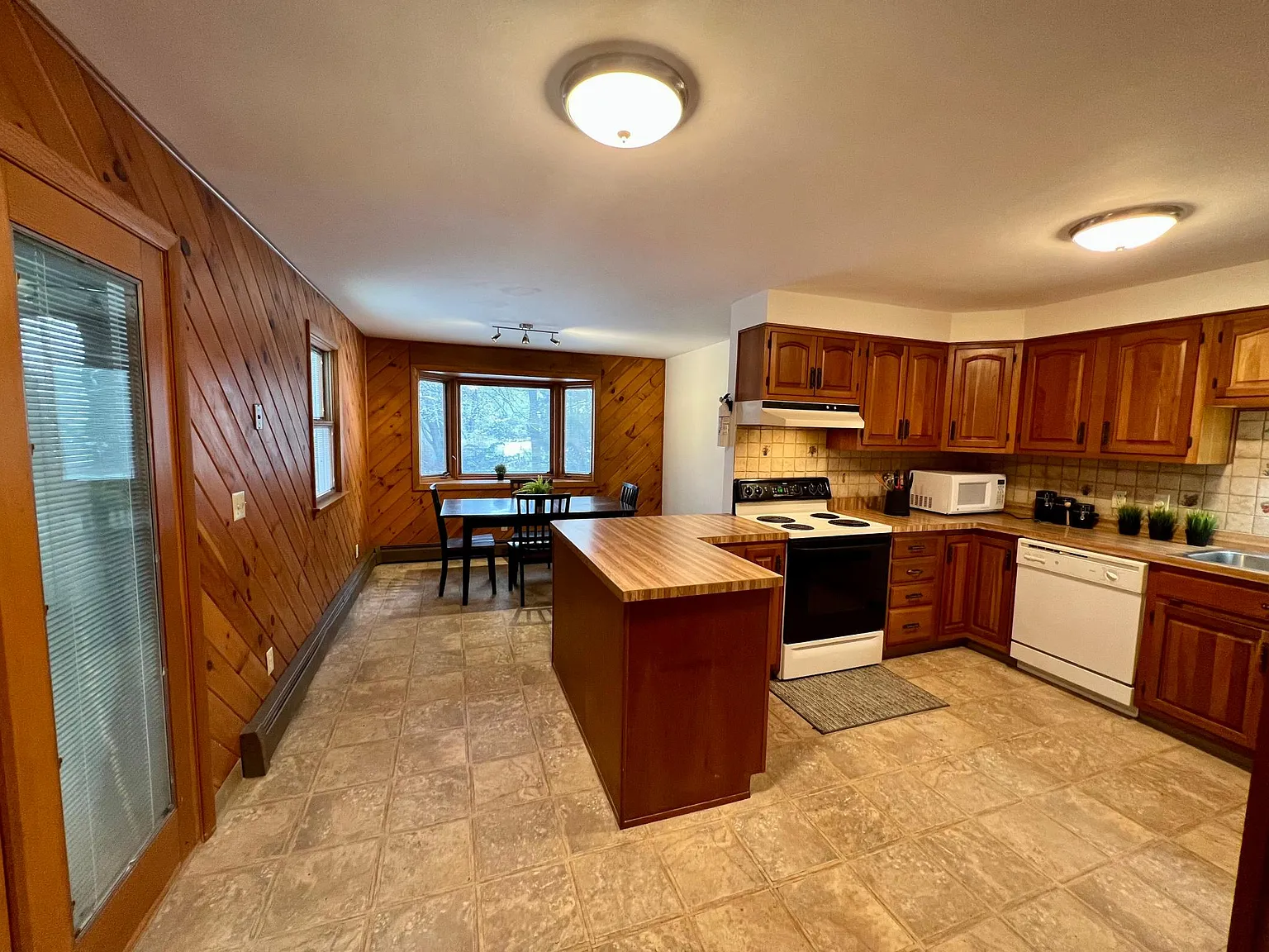 5 bed, 1603 sqft, $4,850 — Photo 4