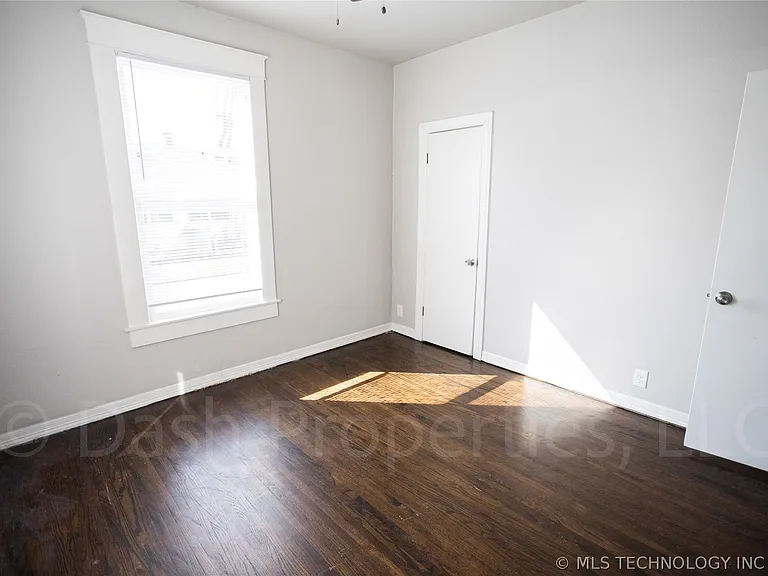2604 E 7th St S — Photo 33