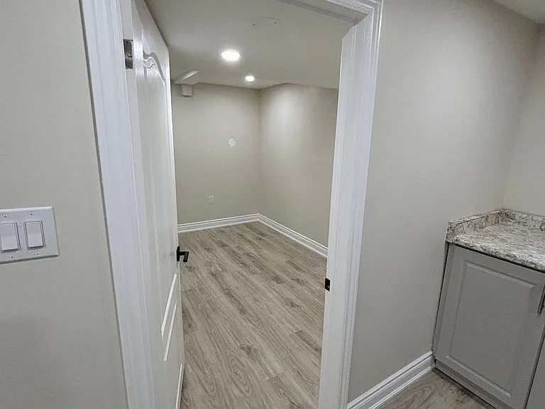 3574 Ash Row Cres #LOWER — Photo 16