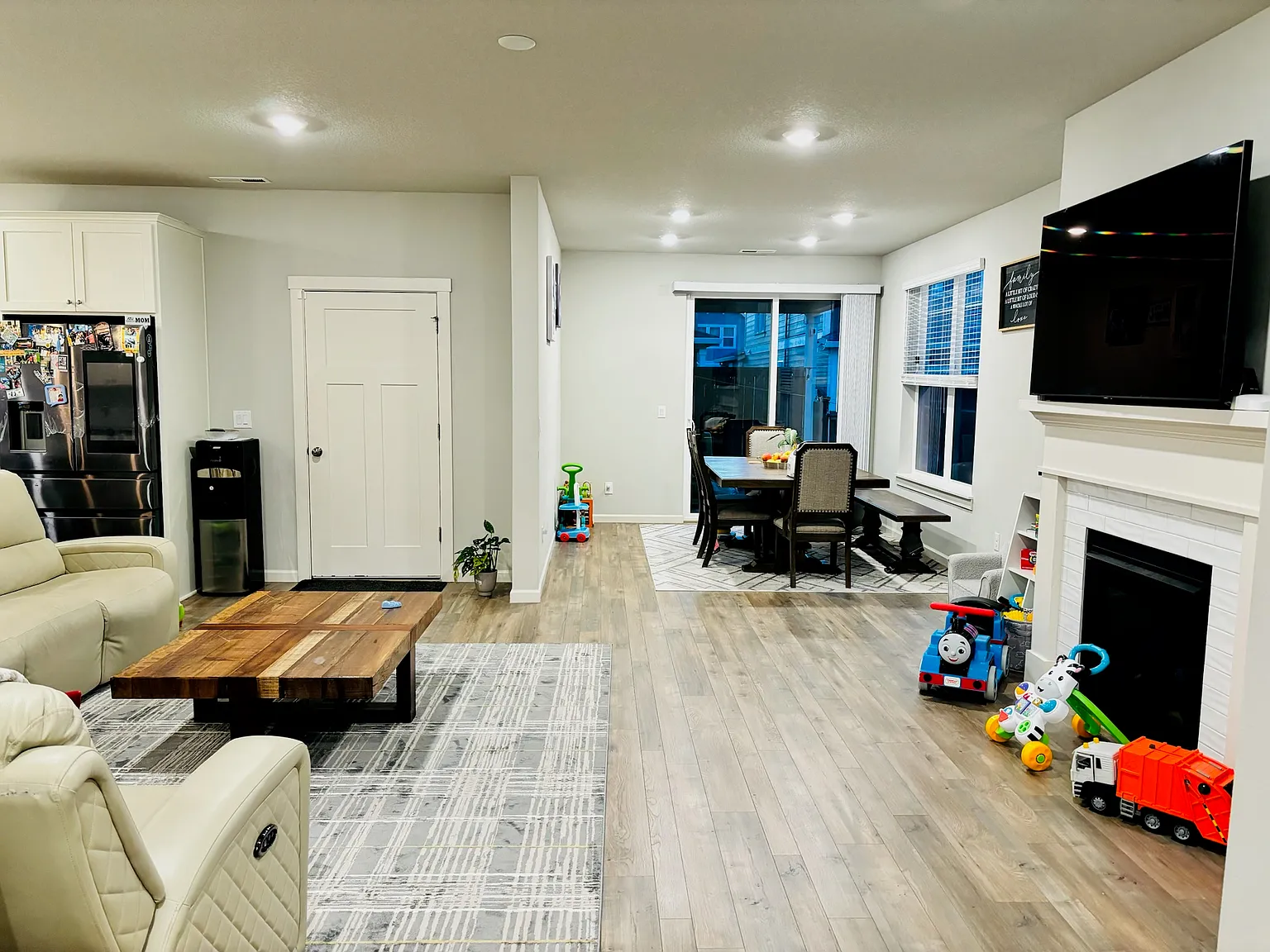 4 bed, 2522 sqft, $3,249 — Photo 2