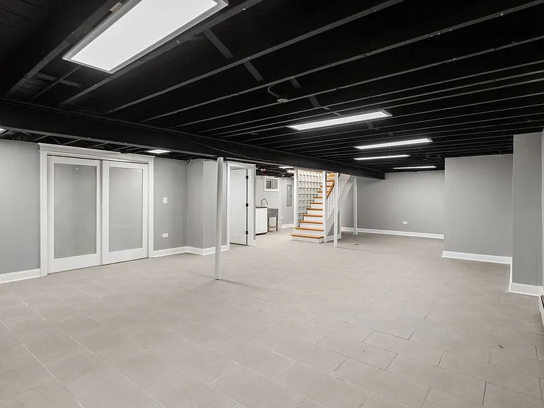 1010 W Elm St — Photo 4