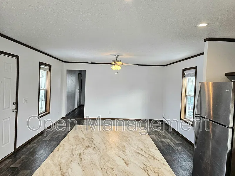 2 bed, 1.0 bath, 896 sqft, $1,049 — Photo 3