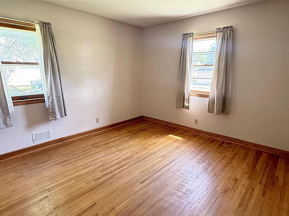 5th image of 615 2nd Ave NW