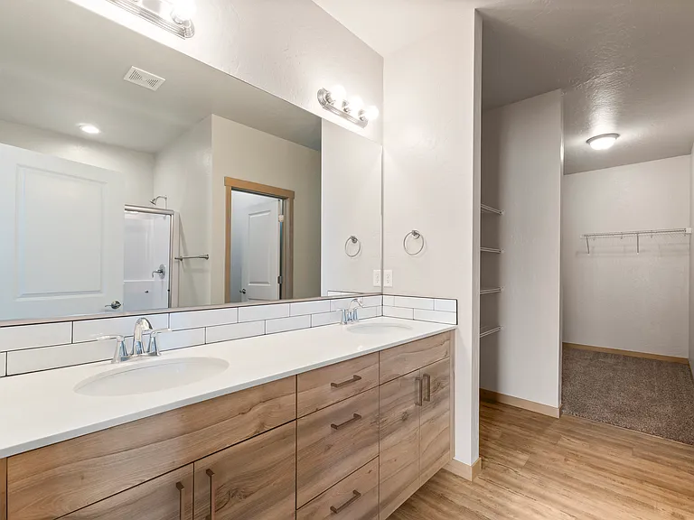 1437 Sq Ft Primary Bathroom