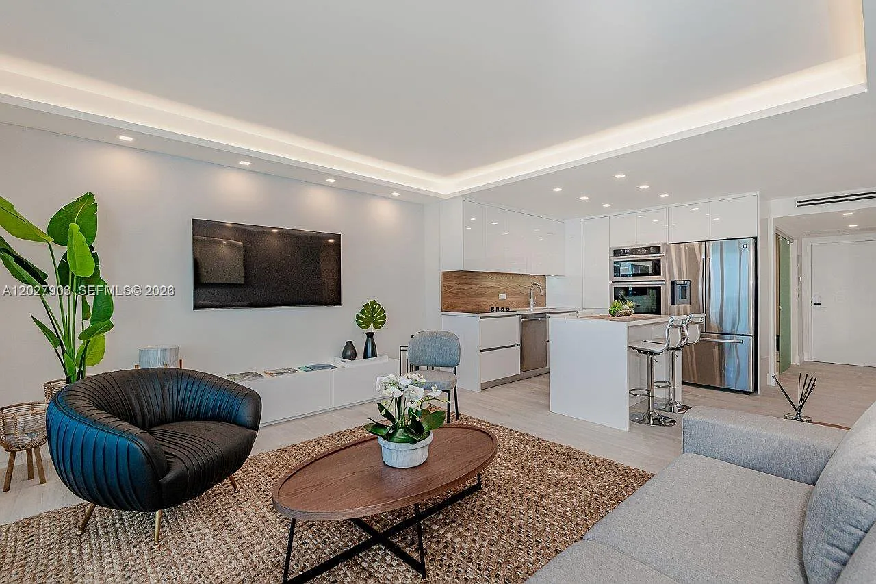 Roney Palace Condo — Photo 3