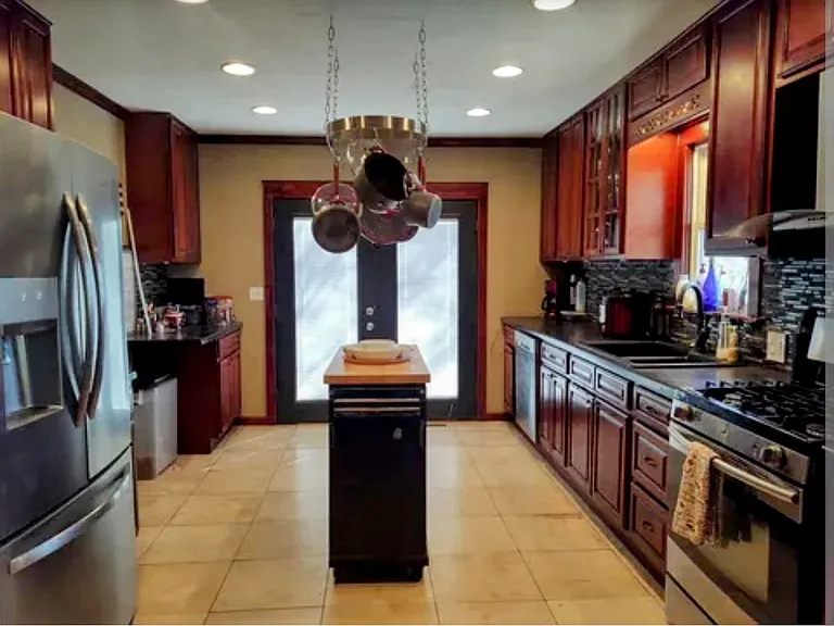 104 N Euclid St — Photo 2