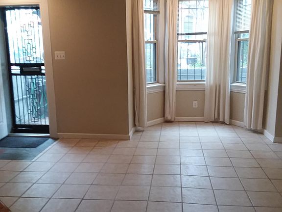 Living Room / Entrance (Empty)