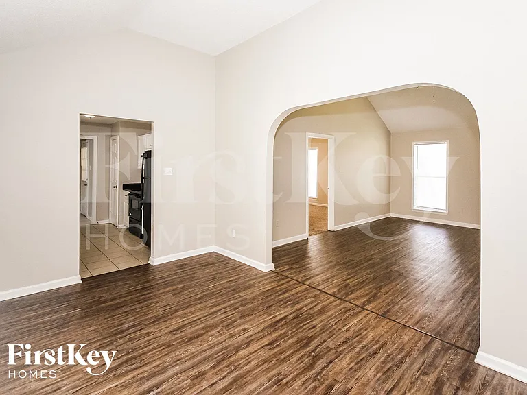 4596 Fontaine Pl — Photo 2