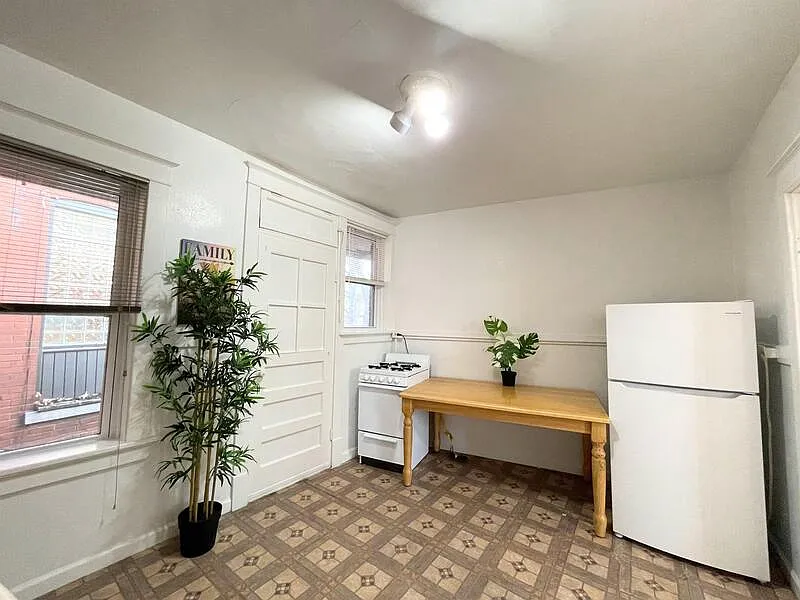 Studio, 1.0 bath, 500 sqft, $700 — Photo 4
