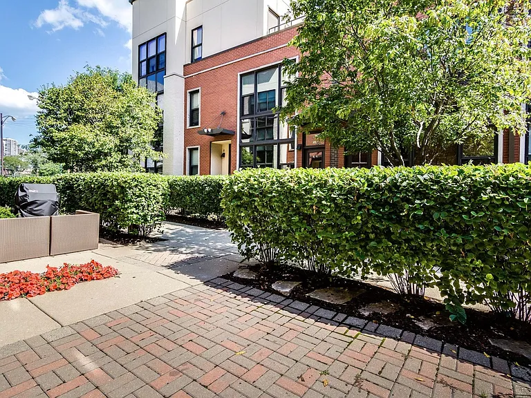 944 N Crosby St — Photo 25