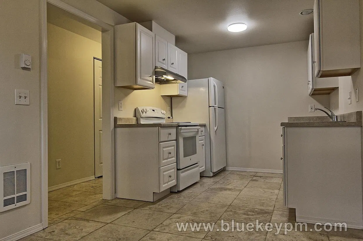 3 Bed, 1.5 Bath Townhouse in Vancouver — Photo 3
