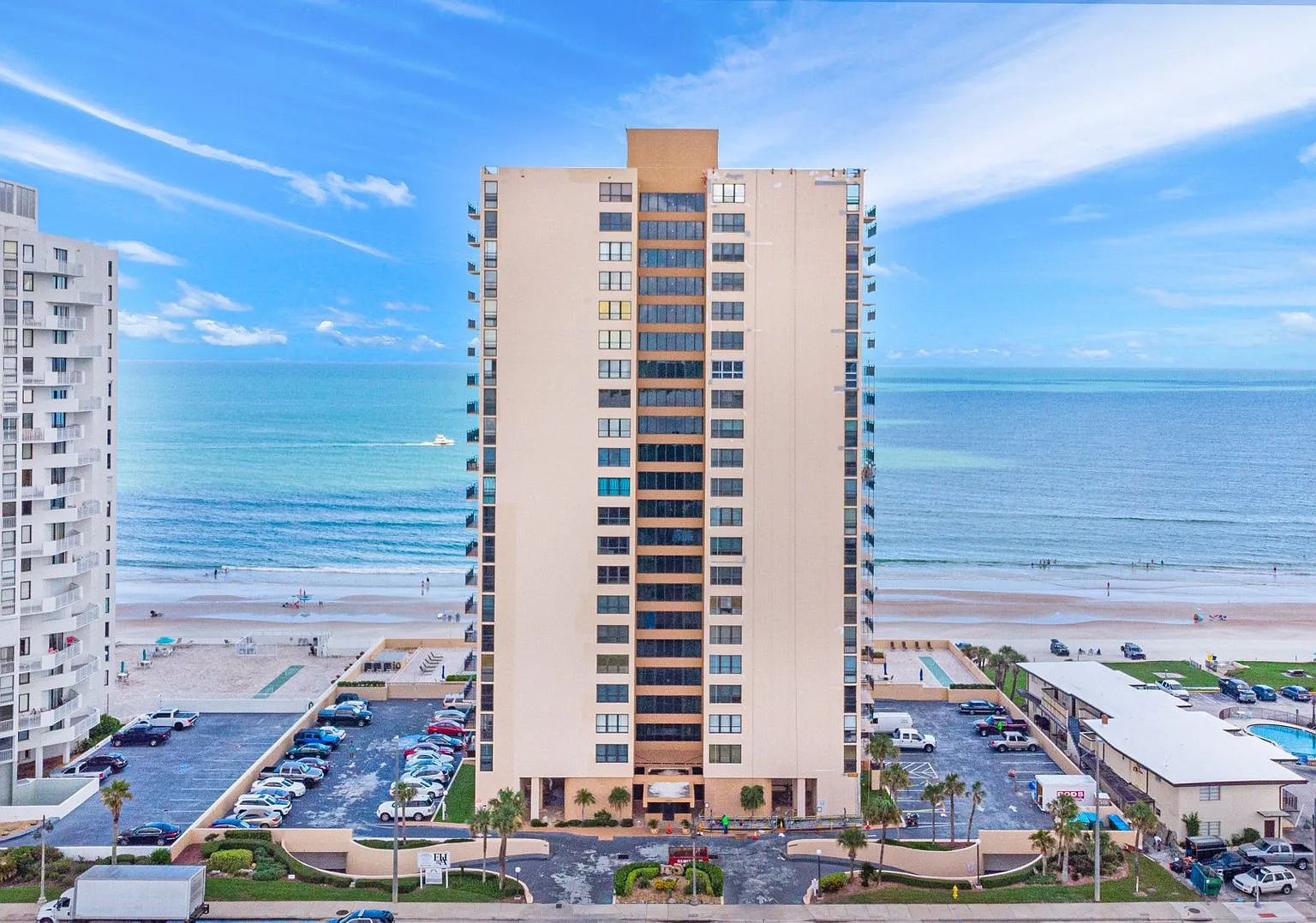 Stunning Oceanfront Furnished Condo in Desirable Daytona Beach Shores — Photo 2