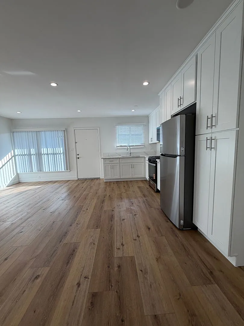 803 - 811 E Hyde Park Blvd — Photo 3